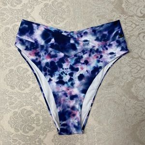 These Adorable Zyia swim bottoms are fun and comfy 🩷🩵🤍